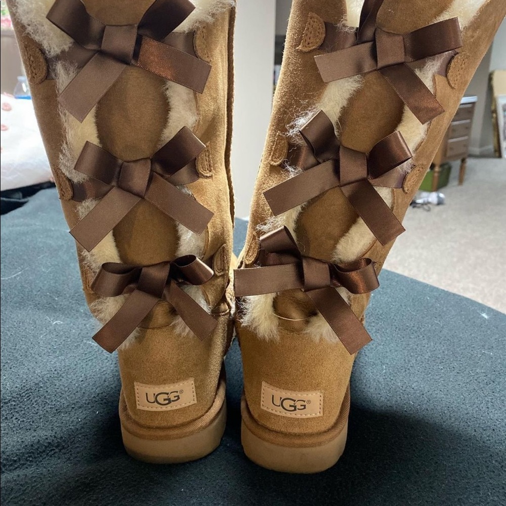 Bailey Bow Uggs tan